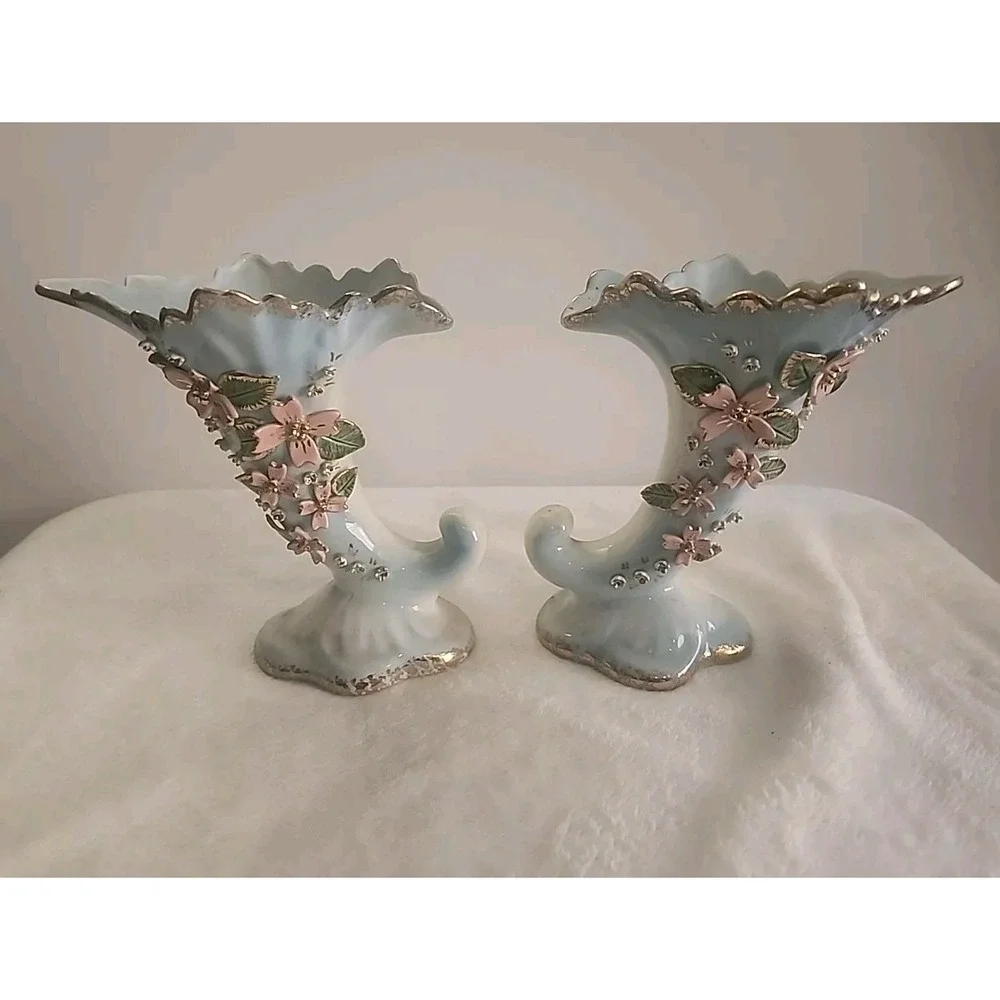Beautiful Vintage Cermanic Cornucopia Vase Set Blue/white W/Gold‎ Trim & Flowers